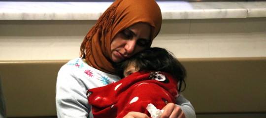 barcone migranti egeo bambina