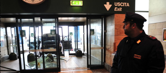 Il migrante respinto a Malpensa è ancora in fuga, 15 voli dirottati
