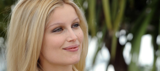 Letitia Casta sembra aver abbracciato la causa dei gilet gialli