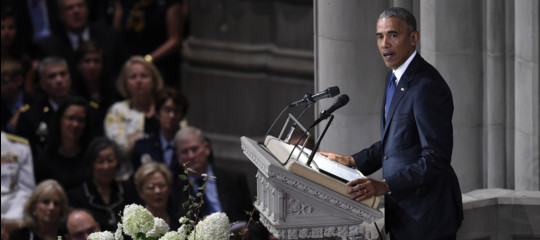 10 years challange per Obama. Dieci anni fa giurava da presidente. E ora?