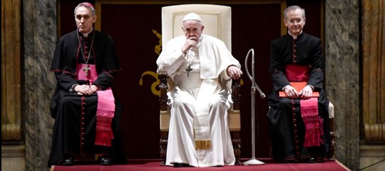 La doppia mossa di Francesco contro la vecchia Chiesa