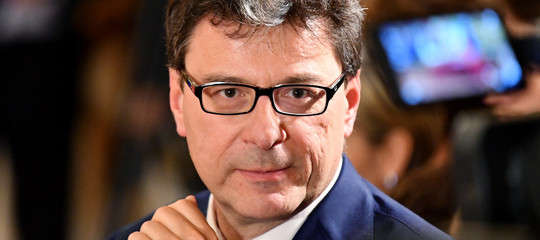 Ritira la squadra di basket dopo gli insulti dei genitori, Giorgetti lo invita a Palazzo Chigi