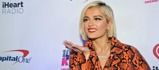 "Gli stilisti non mi vogliono vestire perché sono troppo grossa", dice Bebe Rexha