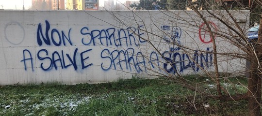 'Non sparare a salve spara a Salvini'. Sulla scritta su un muro a Milano indaga la Digos