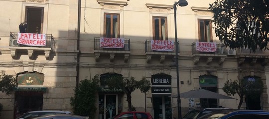 migranti lenzuoli fateli sbarcare