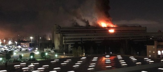 Un incendio è divampato in serata nella ex palazzina Alitalia alla Magliana