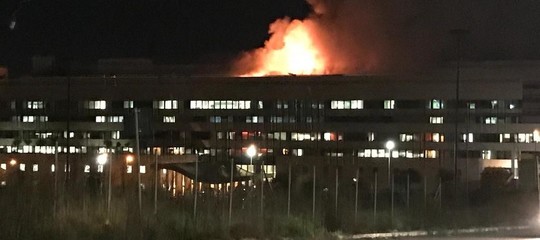 Un incendio è divampato in serata nella ex palazzina Alitalia alla Magliana