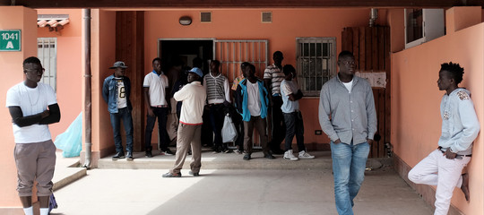 Migranti: Viminale, "Al via piano trasferimenti da Cara Mineo, chiusura entro l'anno"