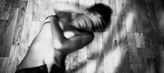 Cos’è la stiratura del seno, pratica violenta sempre più diffusa in Gran Bretagna