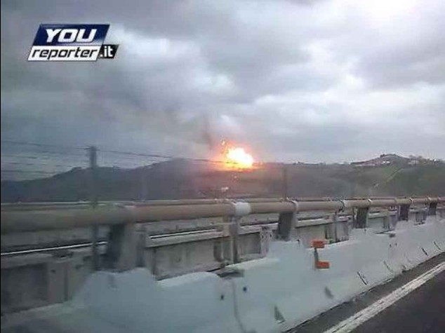 Traliccio cade su metanodotto Tre feriti lievi per un'esplosione