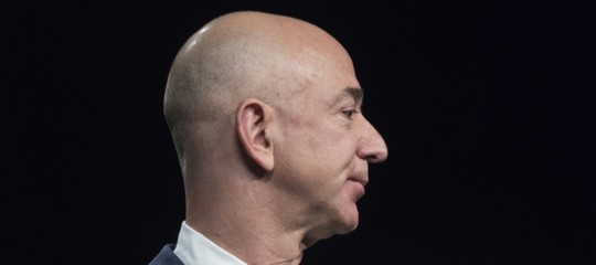 Bezos accusa una rivista vicina a Trump di ricatti e estorsione per alcune foto osé