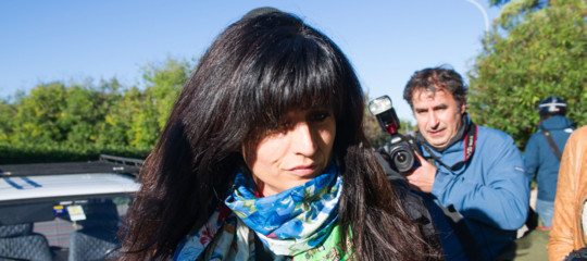 La scrittura di una lettera di Anna Maria Franzoni