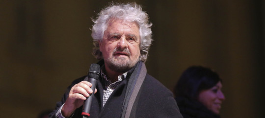 beppe grillo comma 22 sindrome procuste