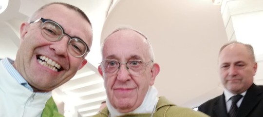 Papa Francesco si fa fotografare con la spilletta 'Apriamo i porti'
