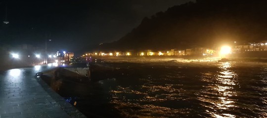 Le ricerche in mare dei tre giovani di Acireale travolti da un'onda