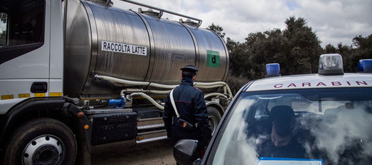 Latte: assaltata e date alle fiamme un'autocisterna nel Sassarese