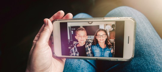 Bimbi che crescono e scoprono le loro foto su Internet. E i genitori rischiano