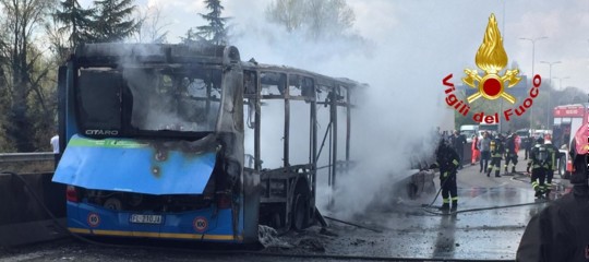 senegalese Incendia scuolabus nel Milanese