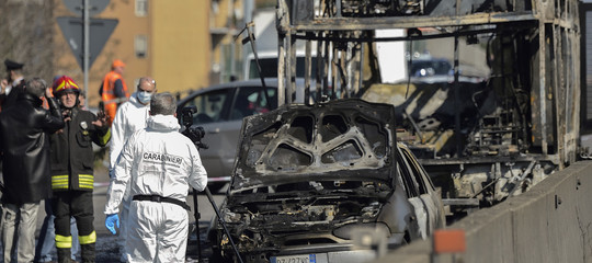 scuolabus incendiato bambini