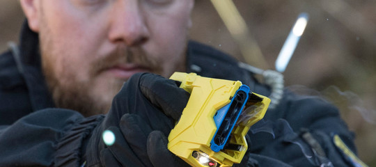 pistola elettrica taser