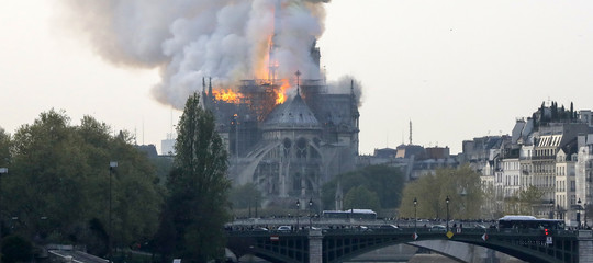 incendio notre dame parigi