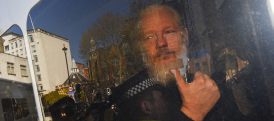 assange accuse ecuador