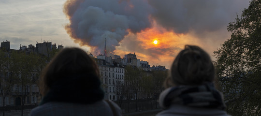 incendio notre dame account social