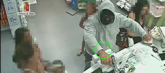 rapinavano farmacie con armi e ascia, arrestati due fratelli