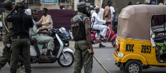 nigeria auto su folla processione pasqua