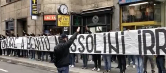 salvini striscione lazio mussolini piazza loreto