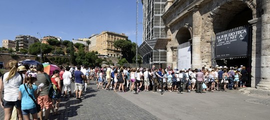 studentessa incide iniziali colosseo