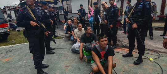Indonesia: maxi evasione dal carcere, 100 in fuga