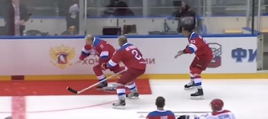 putin hockey caduta video