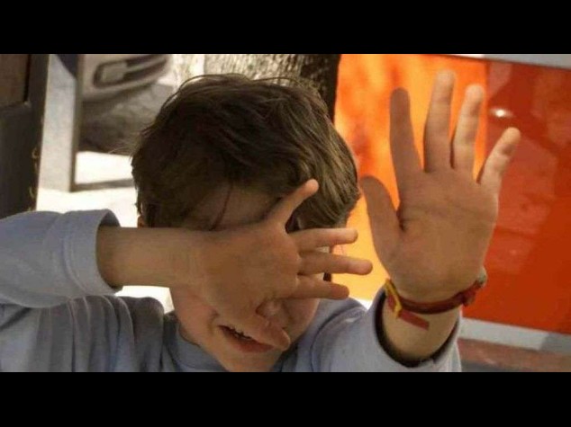 'Orco'a Napoli, padre violenta e vende sul web figlio di 11 anni