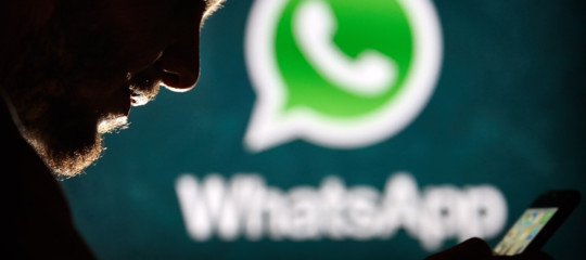 Whatsapp scopre falla che permetteva spyware