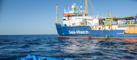 Sea Watch migranti minacciano suicidio
