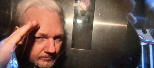 julian assange accuse stupro svezia