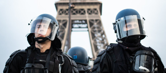 Uomo scala Tour Eiffel evacuata