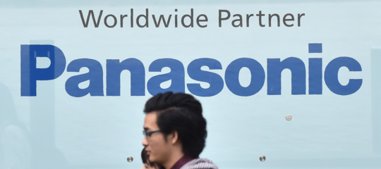 Huawei: Panasonic sospende forniture