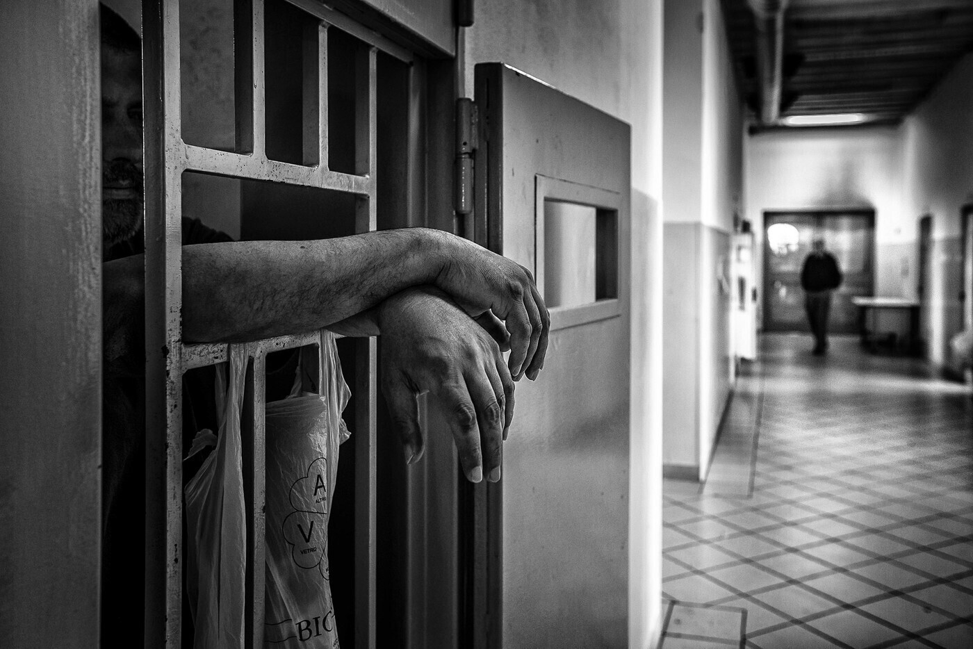 Tragedia in carcere, un detenuto dà fuoco al materasso in cella e muore per le esalazioni