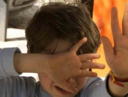 padre uccide botte bimbo milano