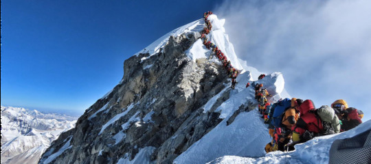 everest vittime alpinisti precipitati