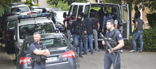 pacco bomba lione arresti