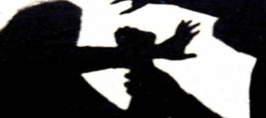 picchiavano figlia disabile milano