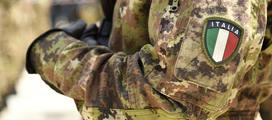 Cameriere ghanese picchiato militari