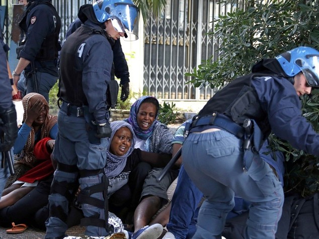 Immigrati: intesa Ue su quote vincolanti, sgomberi a Ventimiglia