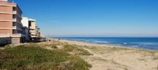 Spagna: violenza sessuale su spiaggia nudista, 5 arresti