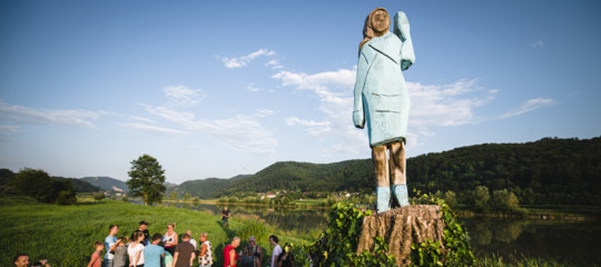 statua melania spaventapasseri slovenia
