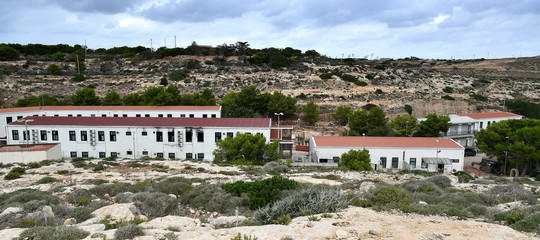 Risultati immagini per hotspot di lampedusa