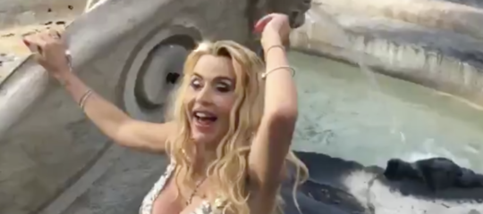 valeria marini bagno barcaccia multa